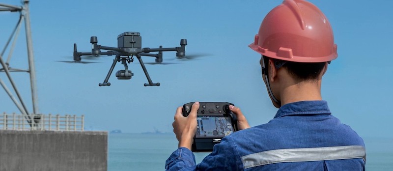 Какие улучшенные полетные характеристики реализованы в DJI Matrice 300 RTK