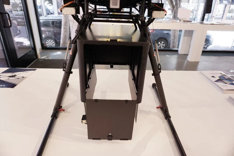 DJI Matrice 600 Pro с боксом для перемещения/сброса груза и с DJI Zenmuse Z30