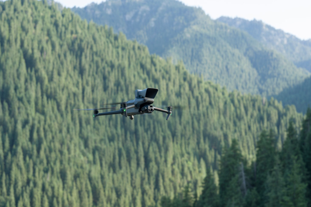 Новая серия портативных беспилотников DJI Mavic 3 Enterprise задает высокий стандарт промышленным дронам