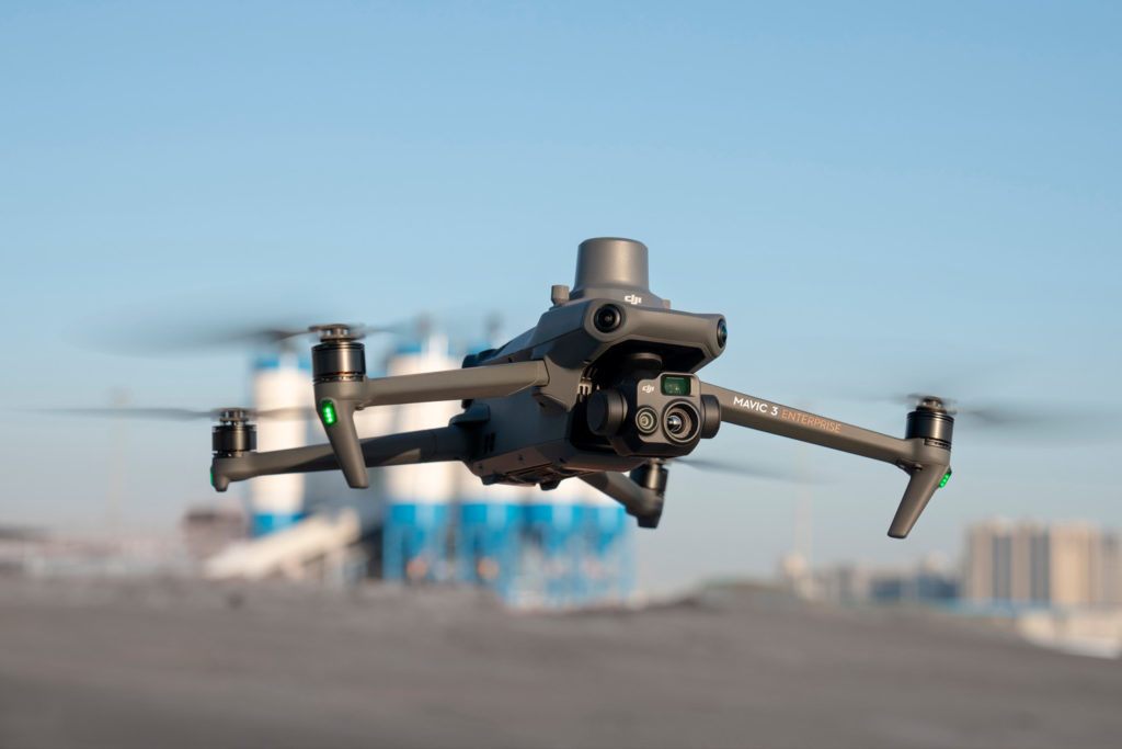 Новая серия портативных беспилотников DJI Mavic 3 Enterprise задает высокий стандарт промышленным дронам