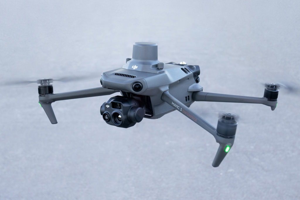Новая серия портативных беспилотников DJI Mavic 3 Enterprise задает высокий стандарт промышленным дронам